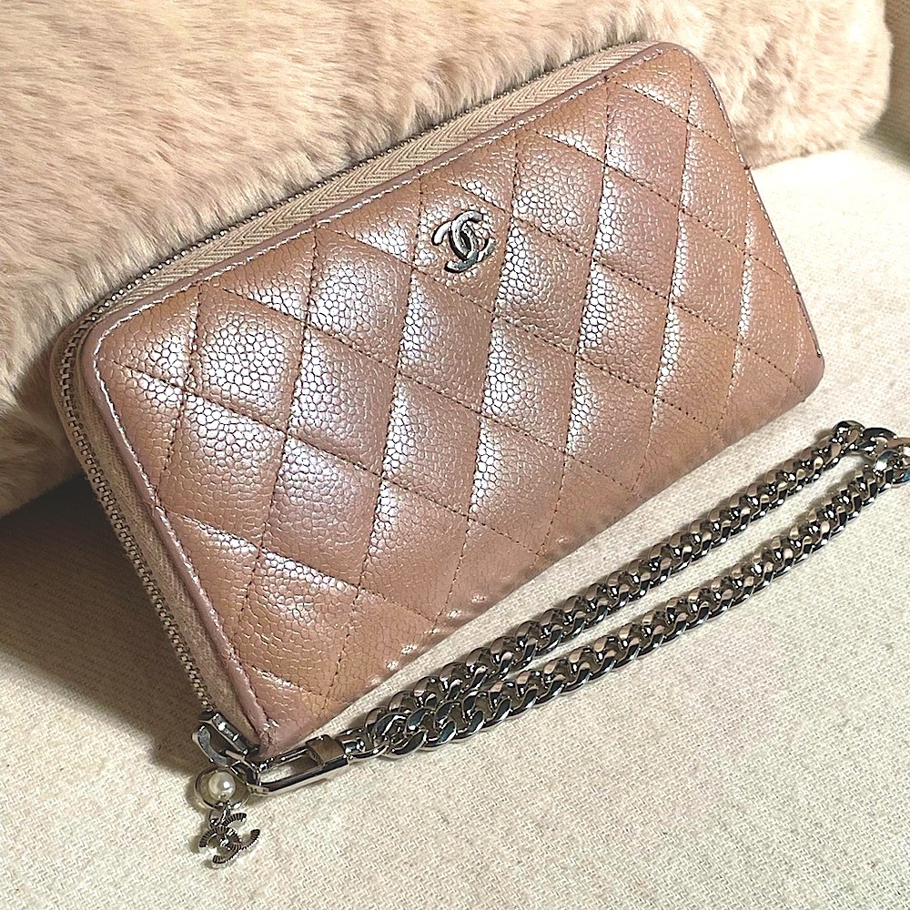 EUC CHANEL Quilted Leather Pearlescent Beige Zippy Wallet with Authentic Charm